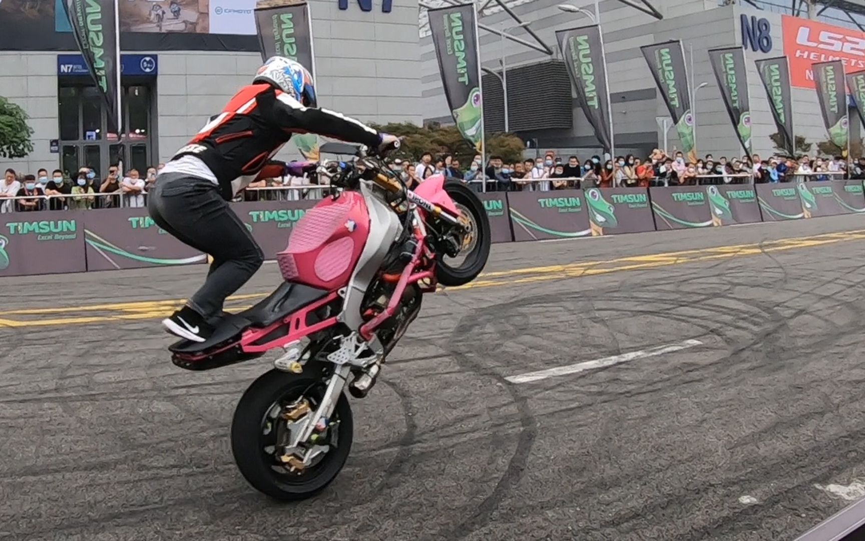 2020重庆摩博会 会场外的摩托车特技表演,太震撼了!