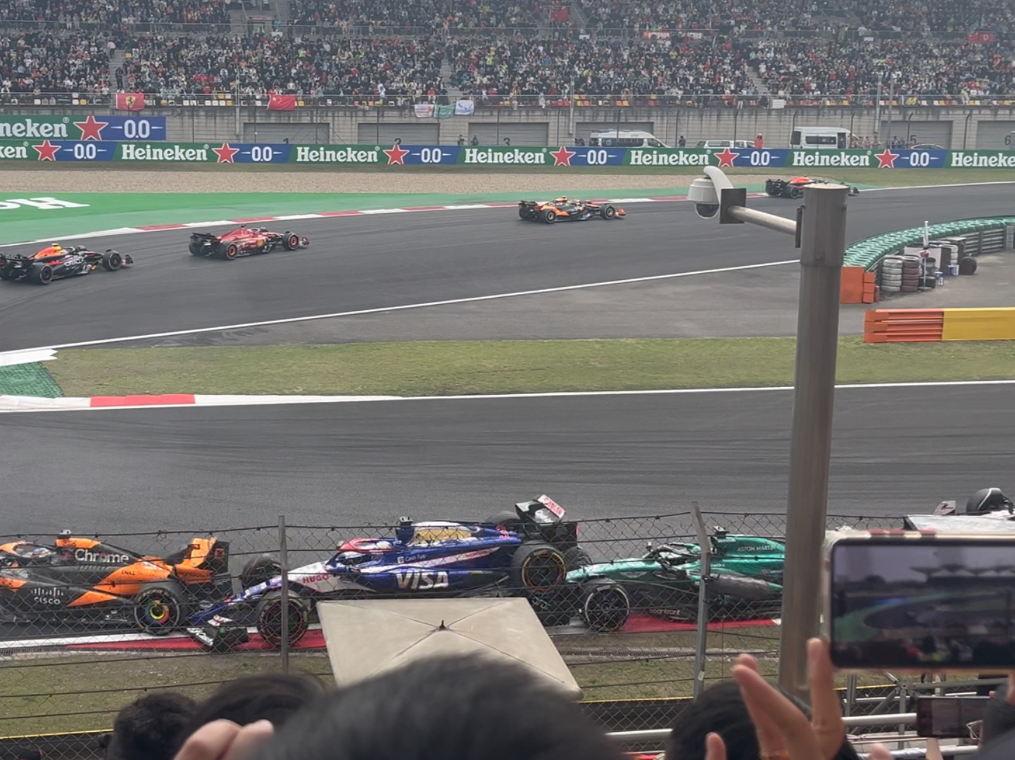 【f1中国站】安全车退出后维斯塔潘压车太慢导致撞车!