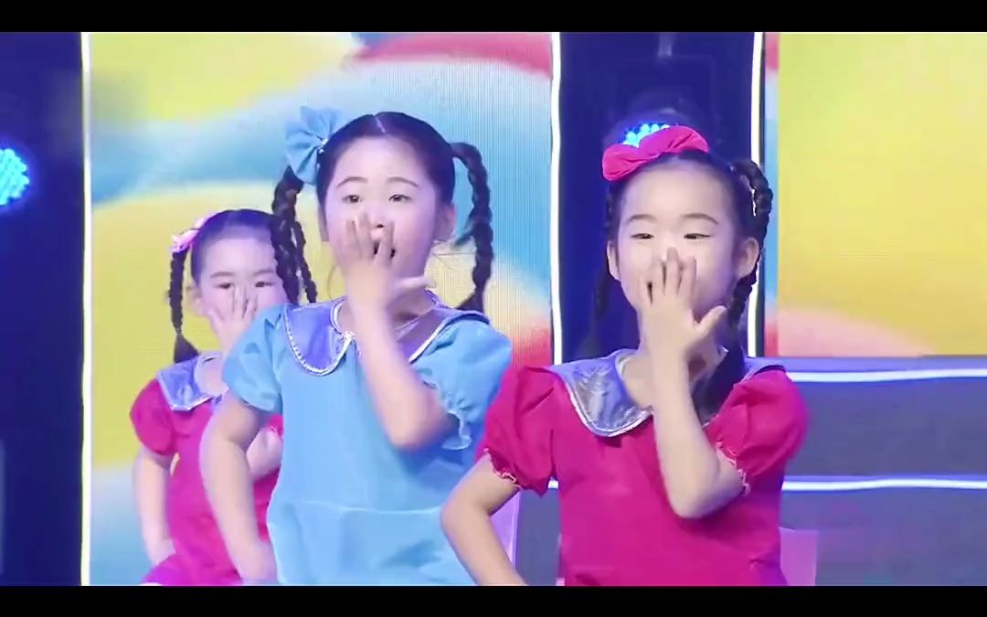 [图]幼儿园小班六一舞蹈，五彩缤纷的椅子舞，好有节奏感 幼儿园六一舞蹈 幼儿园舞蹈 儿童舞蹈 六一舞蹈 小班六一舞蹈 椅子舞 节奏感强的舞蹈