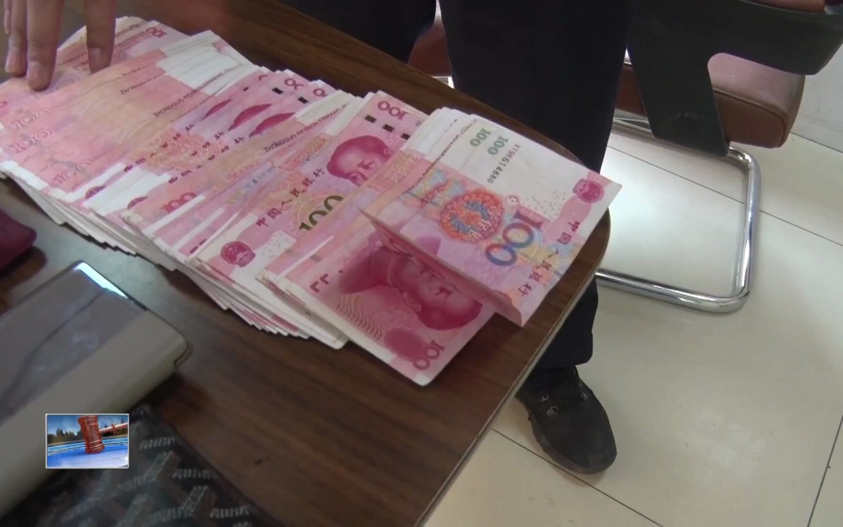 路上捡到一包钱,保安咋就不心动?