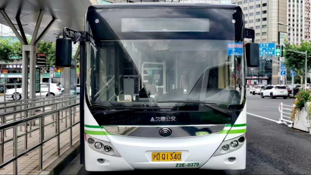 (巴士三公司)上海837路公交车终点站上海火车站(南广场)离站(上海火车