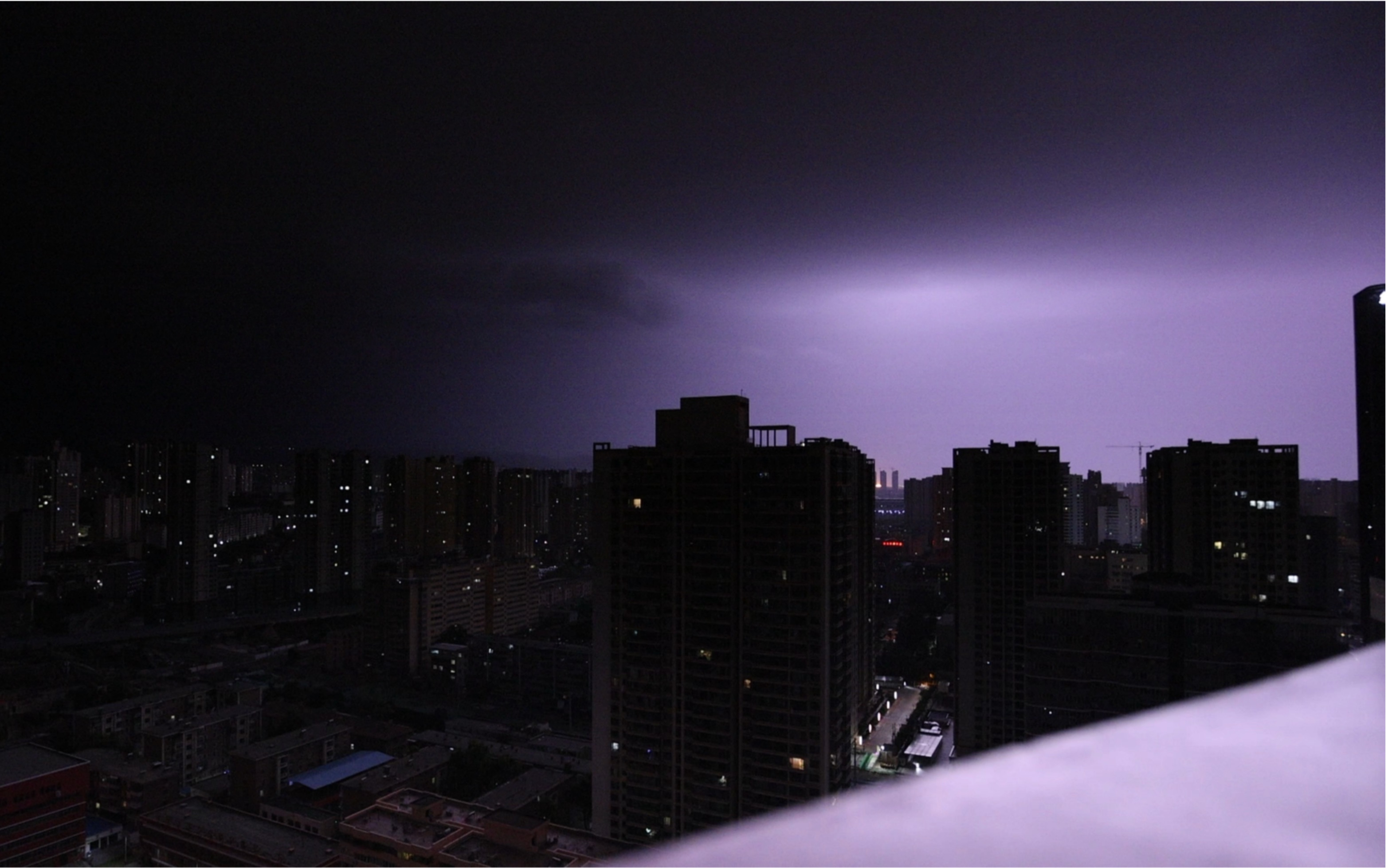 这一闪黑夜如白昼