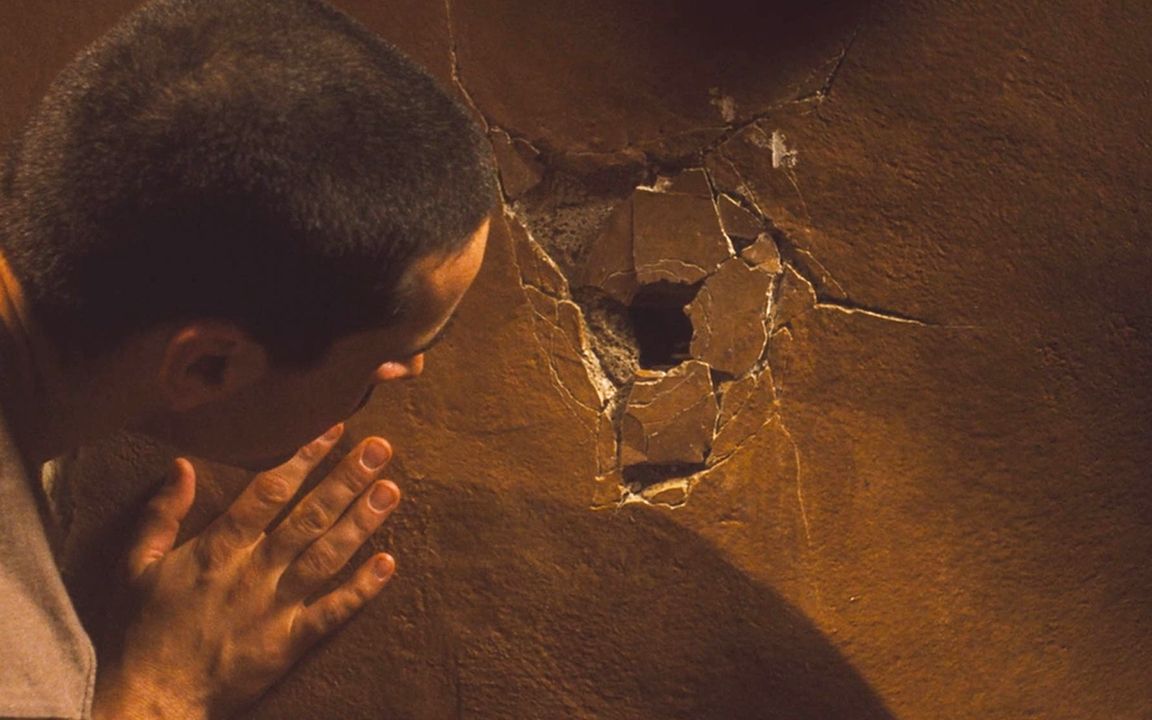 穷电影男子发现家里墙壁上有个洞用手指插进去没多久脸色就变了