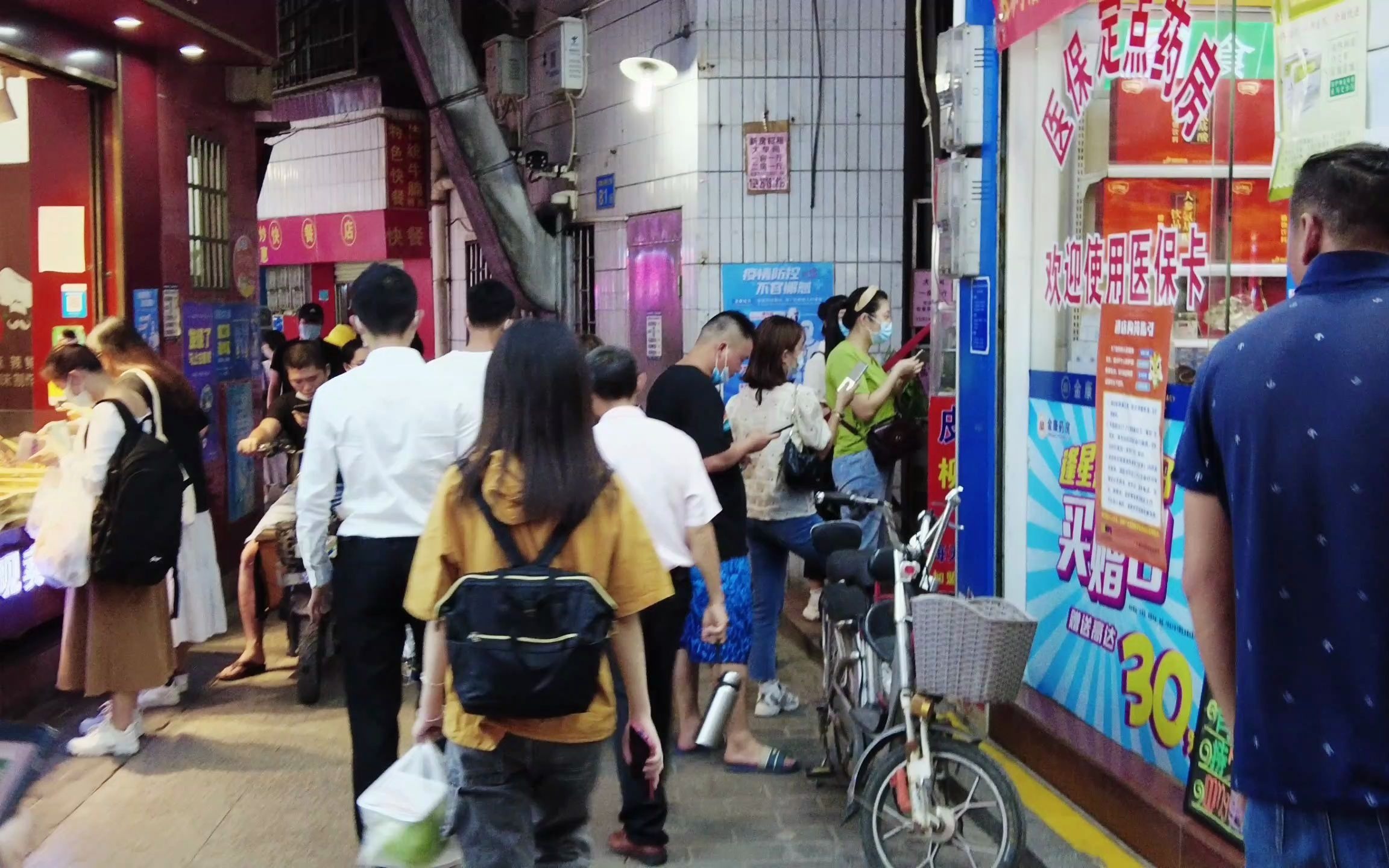 广州车陂南夜晚的城中村小巷子的生意很热闹