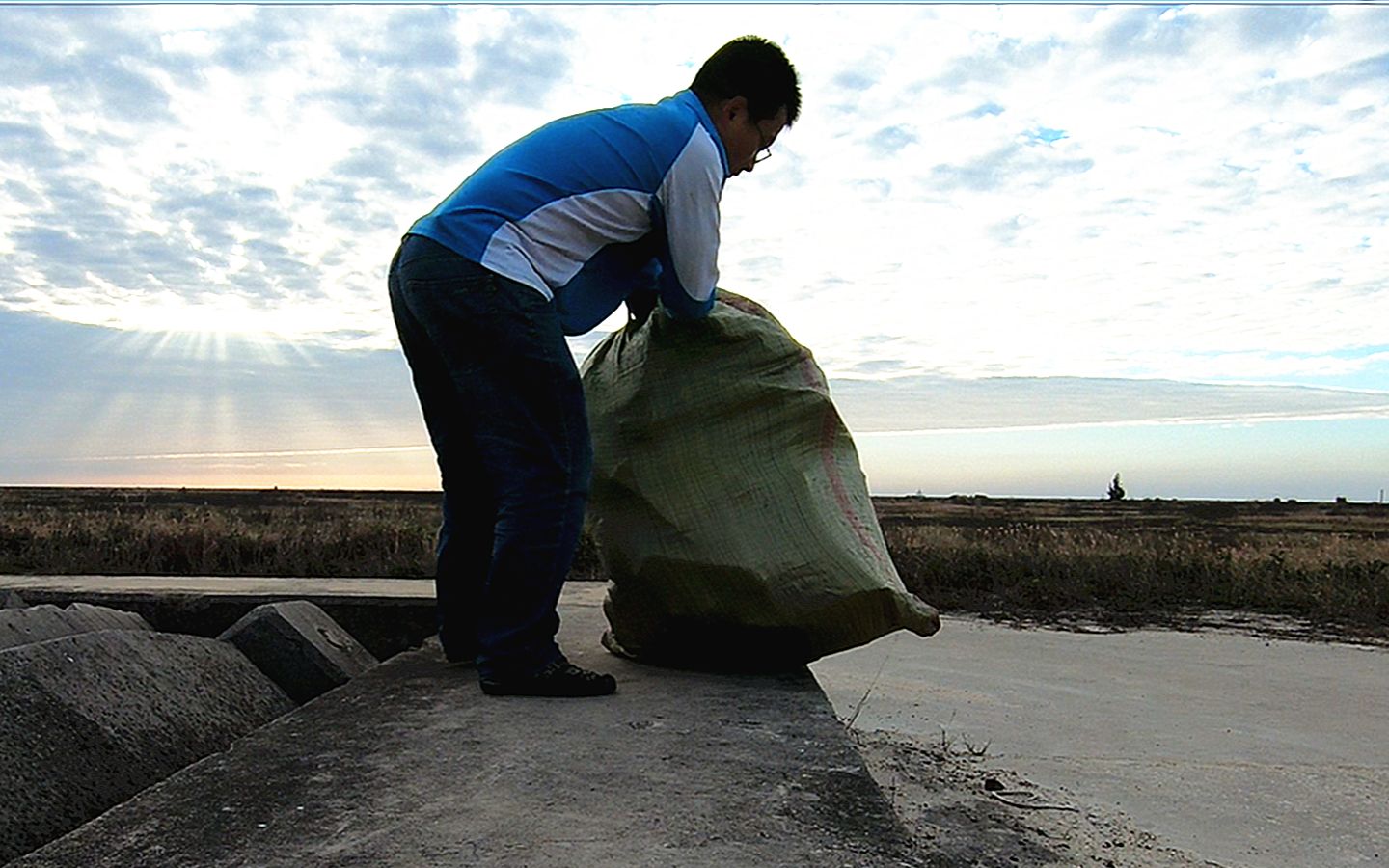 大年初一去赶海,3分钟不到,捡满1麻袋"海产品"_哔哩哔哩_bilibili