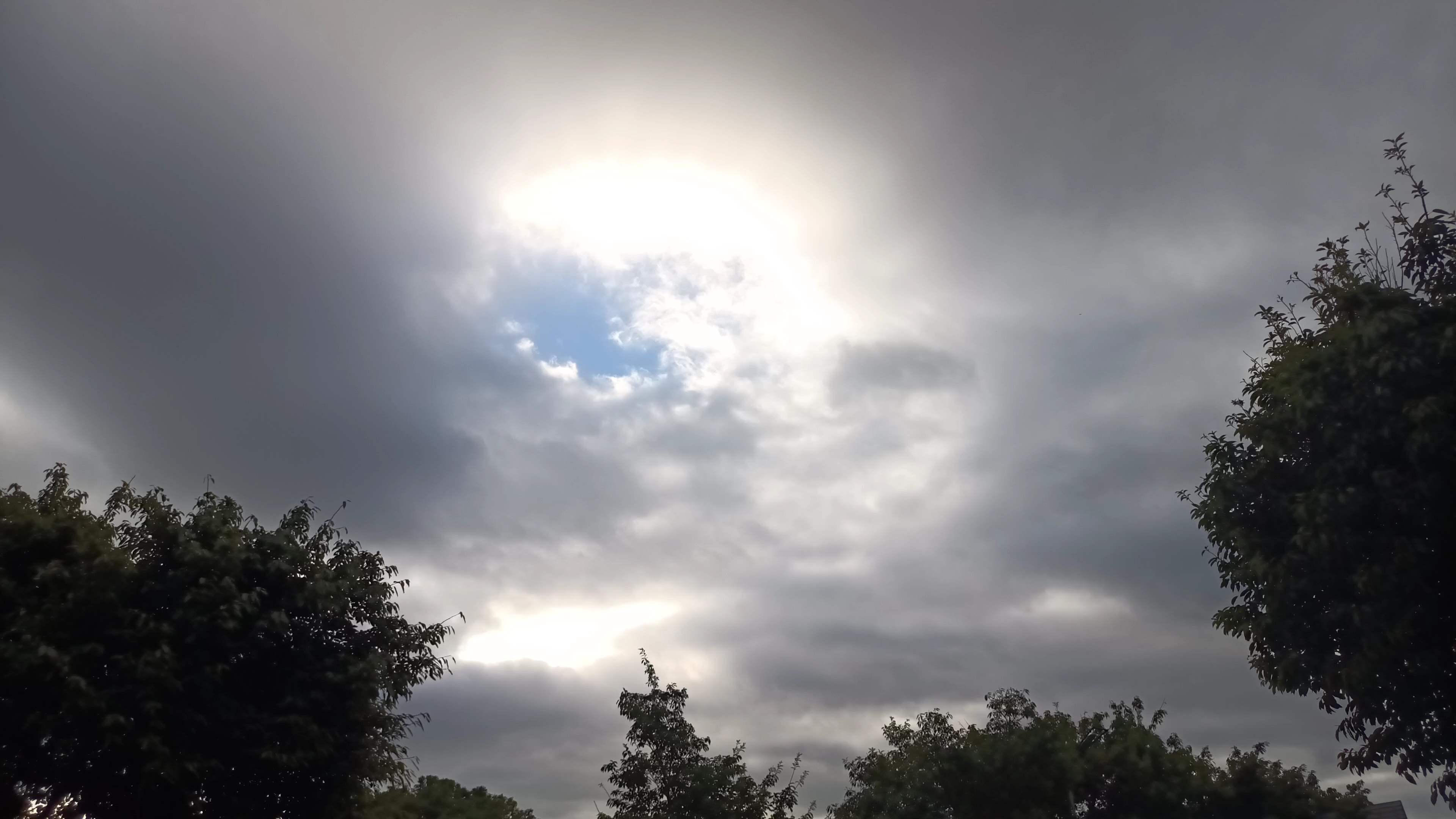 一片片乌云遮住了早晨明媚的阳光,好似多变的脸,一时也不知道下刻阳光