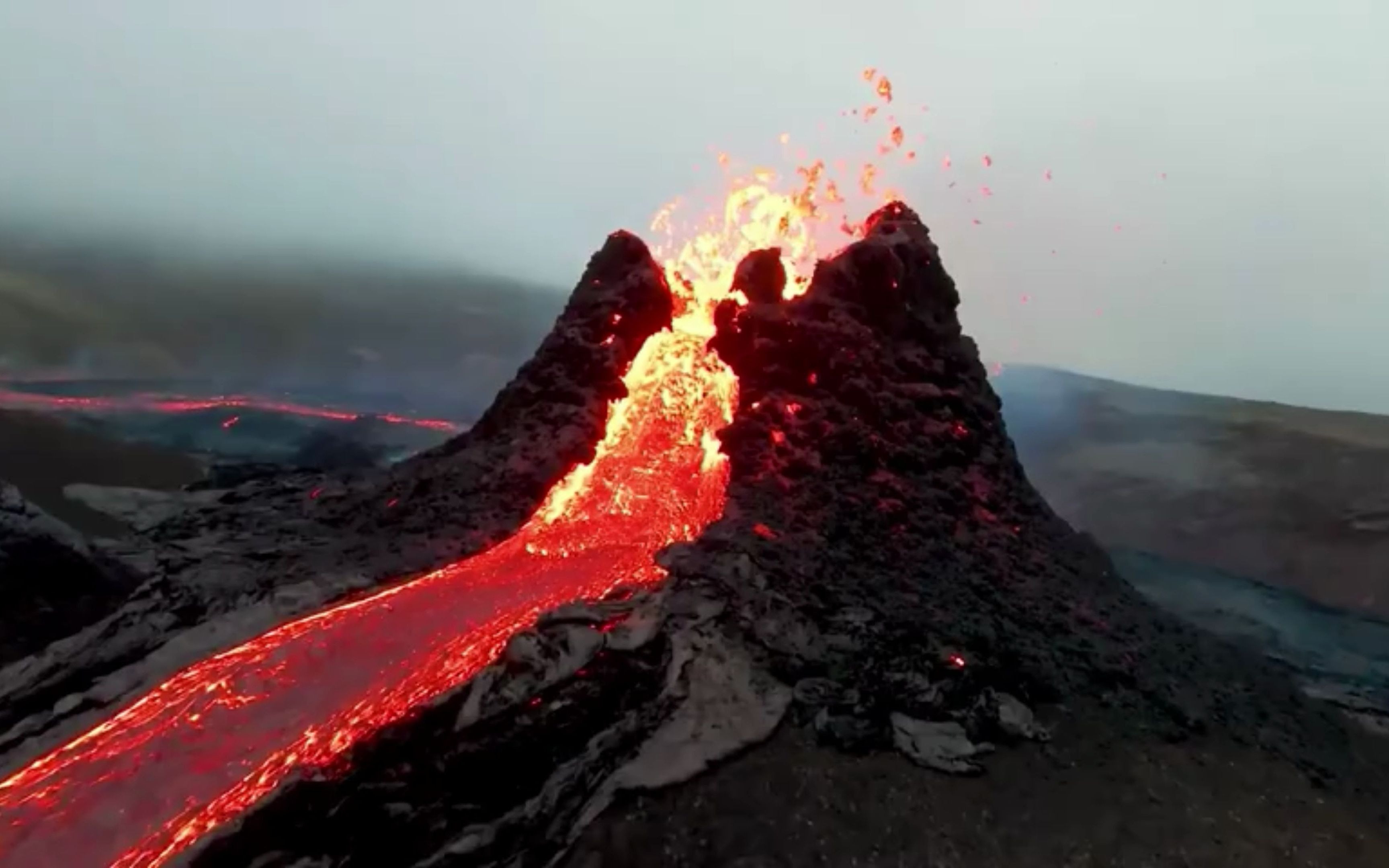 无人机拍摄的冰岛火山喷发(无声),最后还有飞跃火山口的慢镜头,太刺激