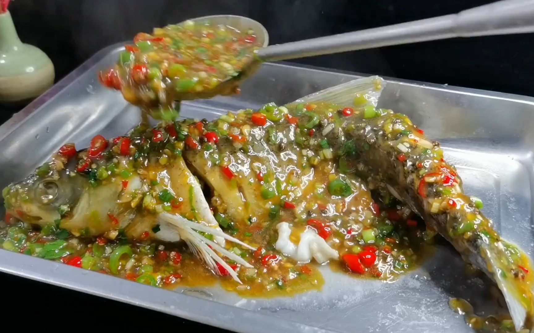 草鱼不要老是红烧了,大厨教你这道青椒过水鱼,鱼肉嫩滑鲜辣入味