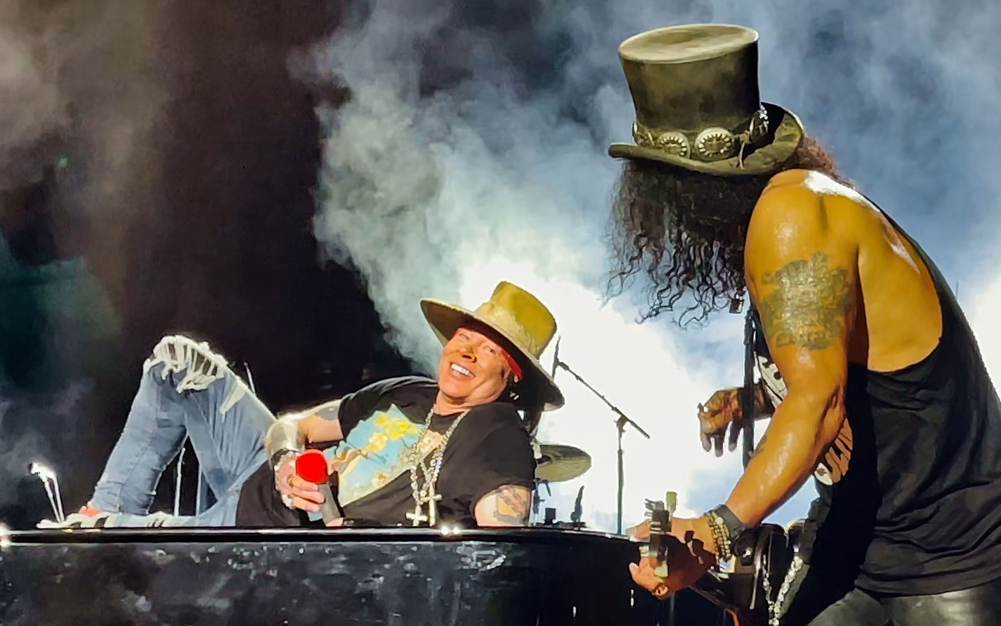 枪花主唱年老体衰,演出中途躺平休息