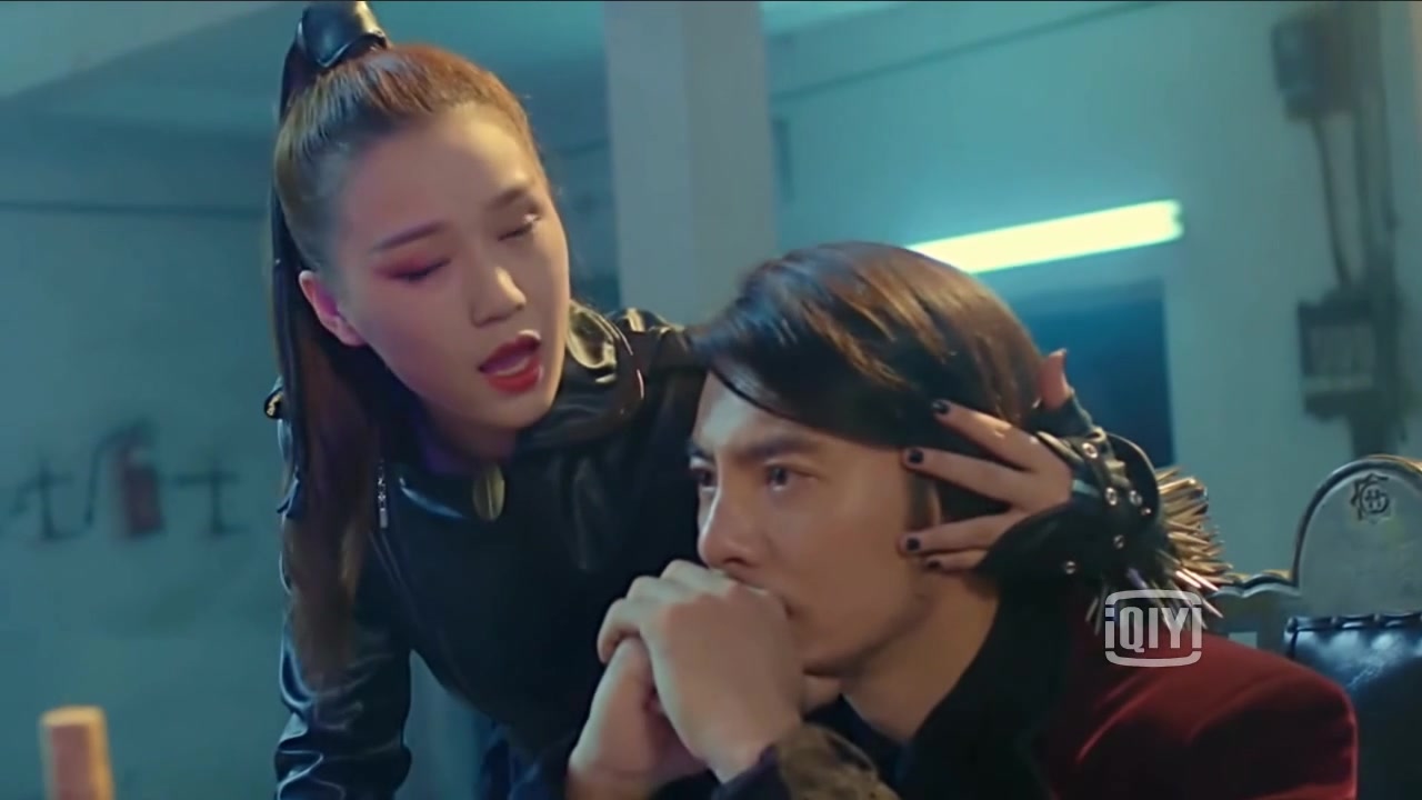 超级大美女反派皮衣皮靴踩踏