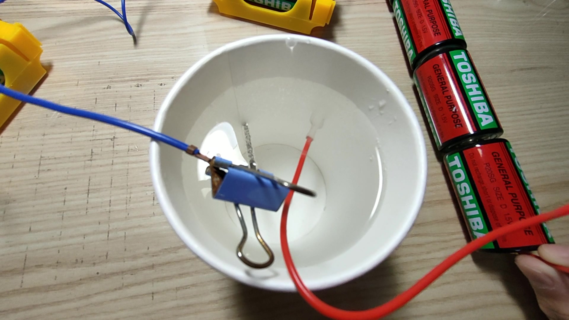 家庭小实验:改进版电解水(请看简介)