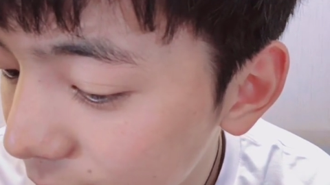 理塘丁真你鼻梁山根简直就是平地一声雷 太惊人了 想按一下 哔哩哔哩