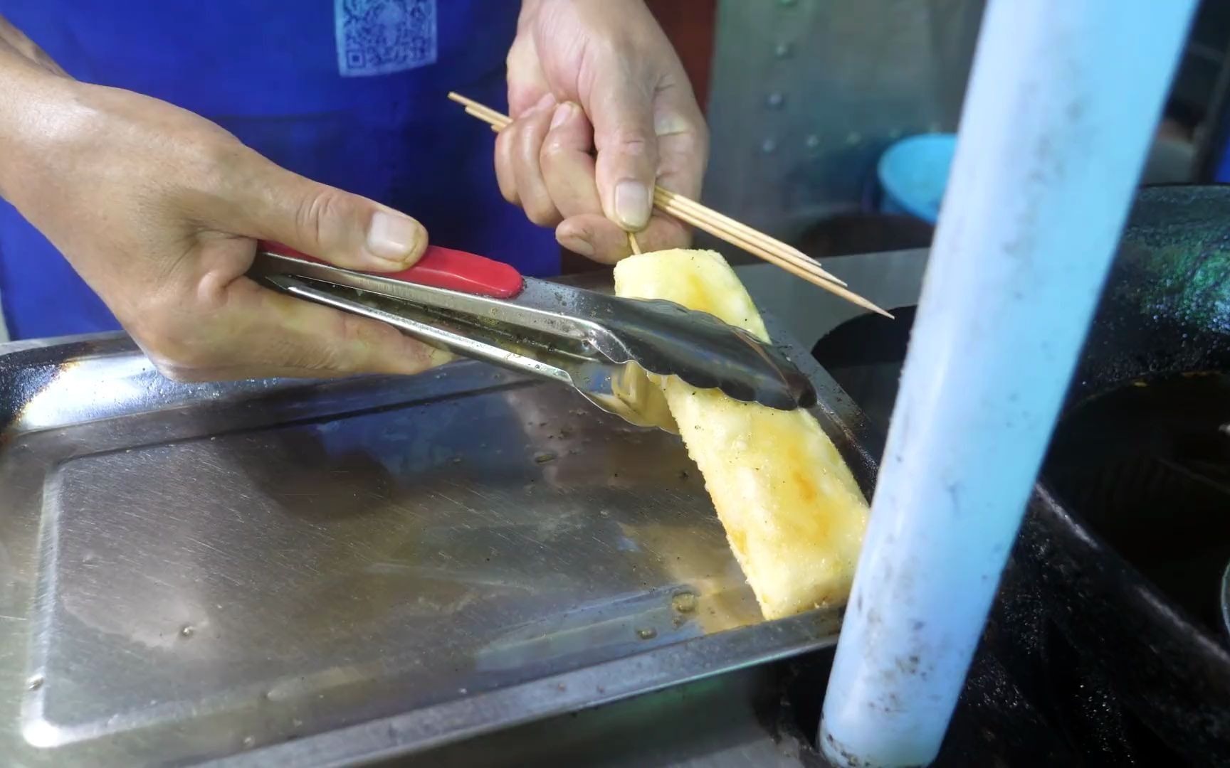 大爷摆摊卖炸年糕,5元一根,炸的外焦里嫩,刷上酱料味道很赞 #街头美食