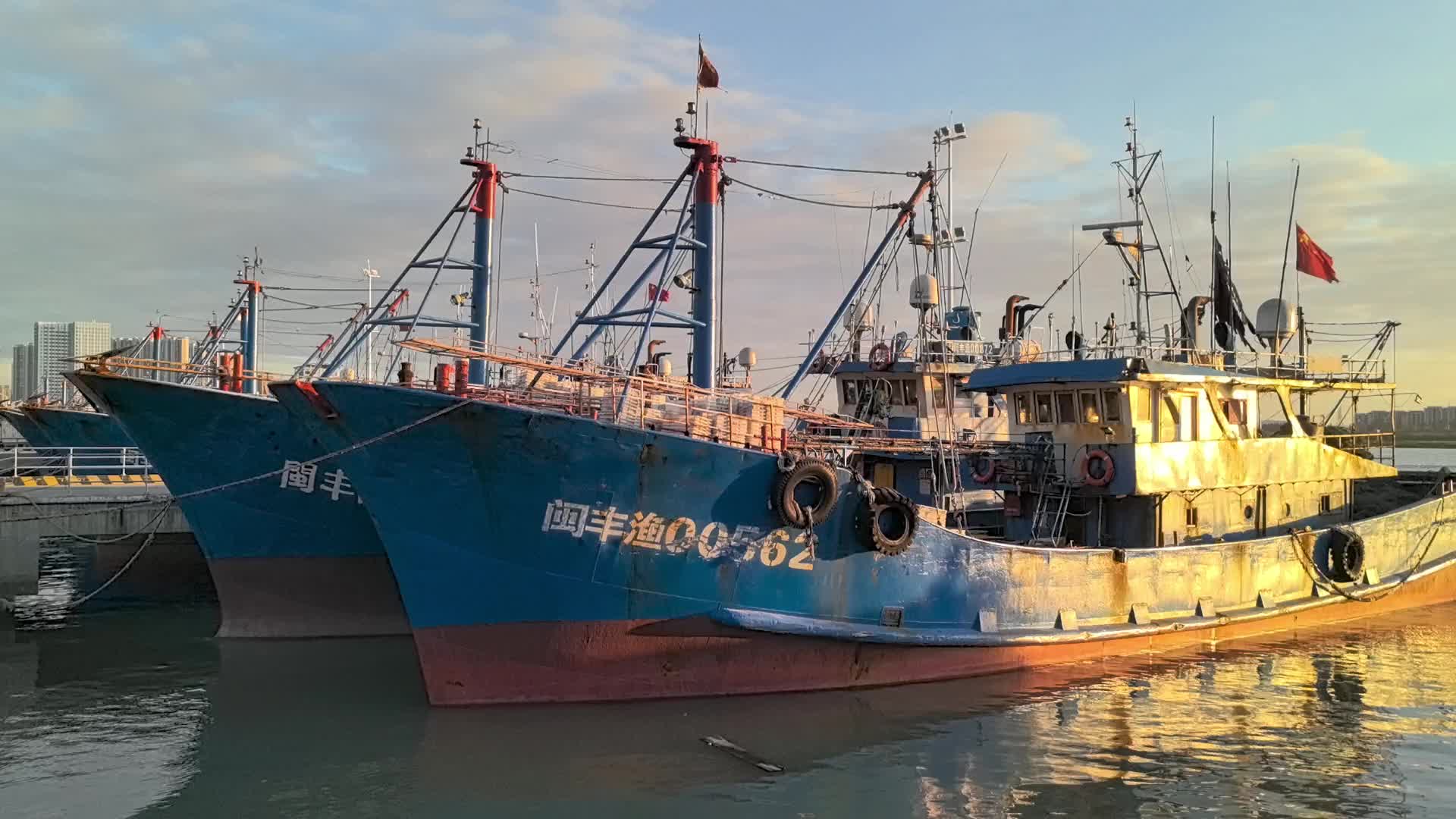 夕阳洒落在宁静的蟳埔渔人码头