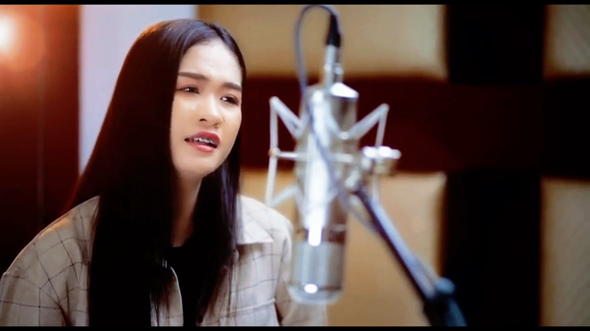 泰国女歌手bell曾经唱了一首火遍全网的神曲 再分享一首她翻唱的经典