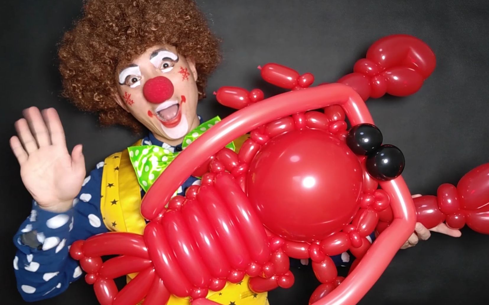 大波龙来了,用气球做的大龙虾,霸气十足!