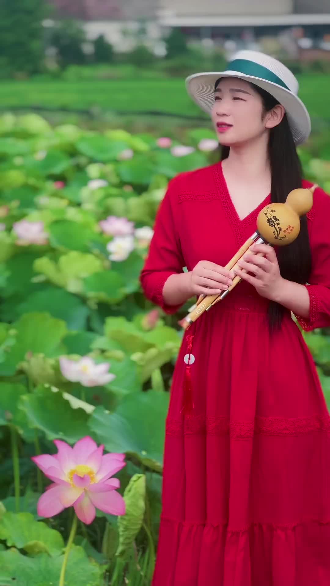 气质美女荷塘边用九孔葫芦丝演奏一曲经典歌曲画你葫芦丝纯音乐热