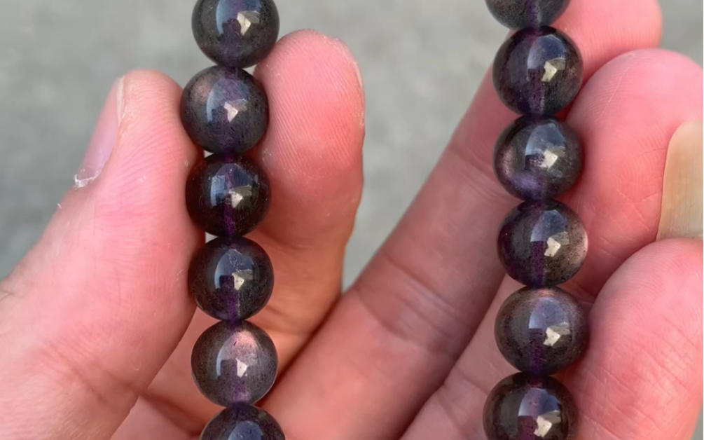 室外实拍黑体紫拉长石成品