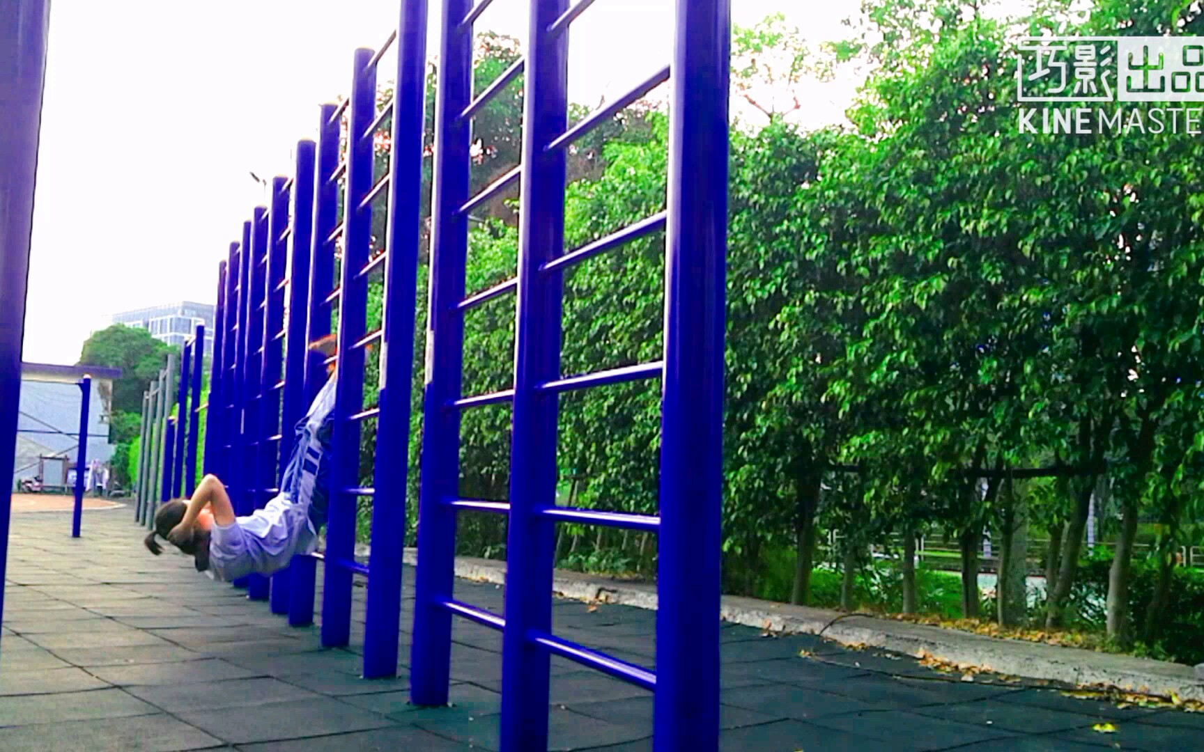 学生党健身倒挂仰卧起坐不仅腹部酸脚背也疼