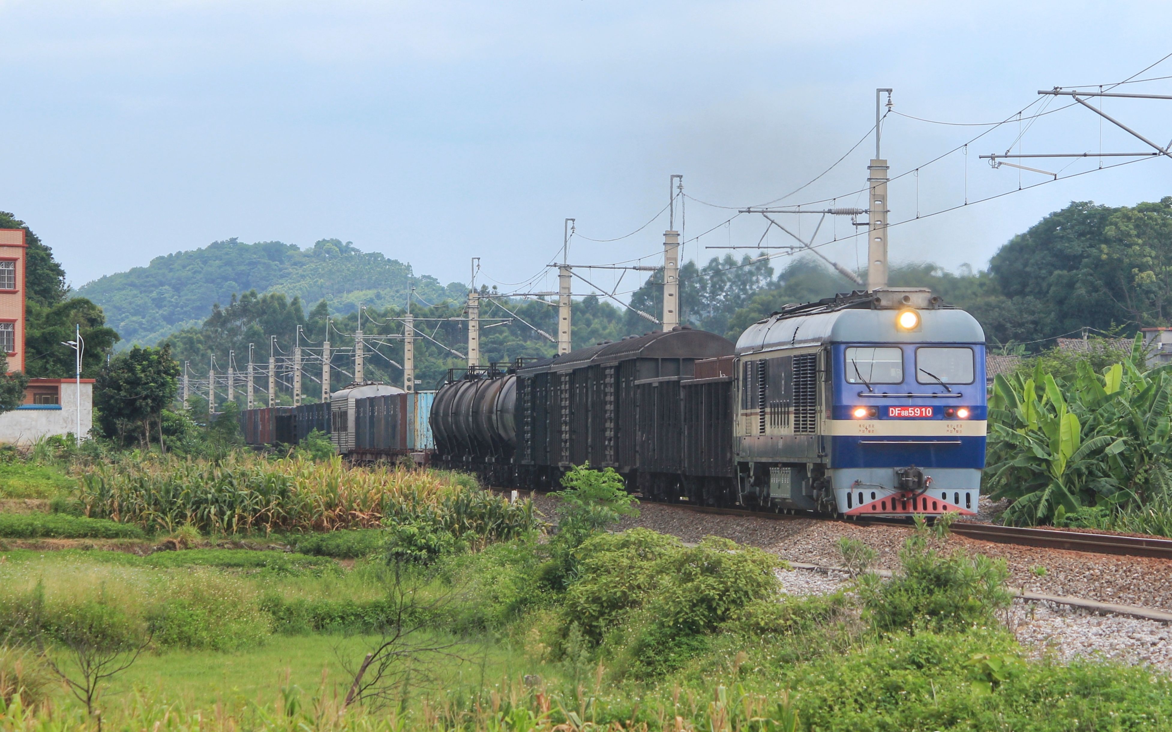 《南防铁路》df8b5910牵引x9607次列车下行
