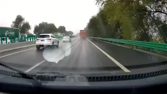 终于知道为什么说经常开车的人会忍不住骂人了，跑高速在超车道和大车并行也是人才了