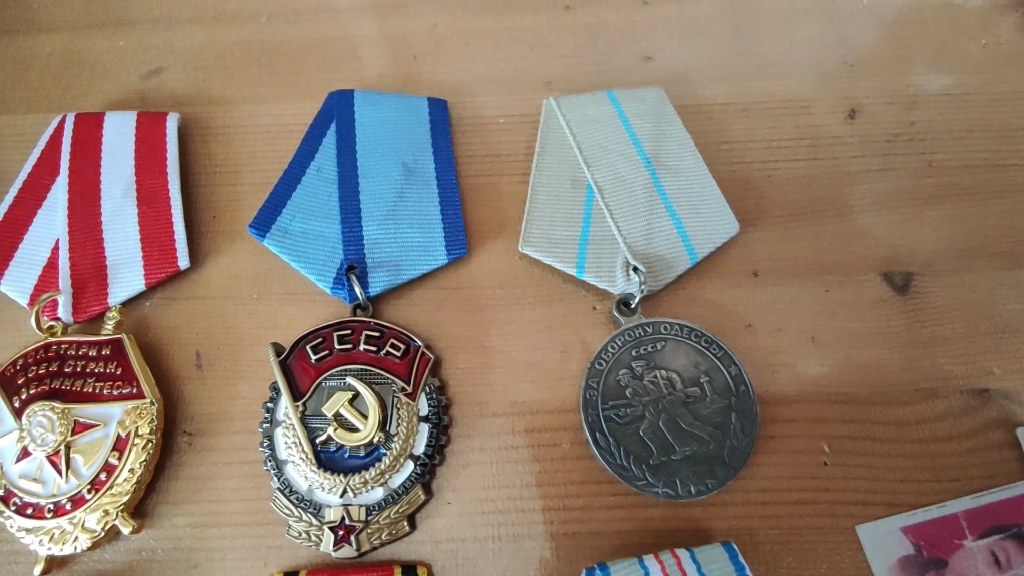 我把我的勋章一百块钱卖掉了,有一种苏联老兵当年的感觉