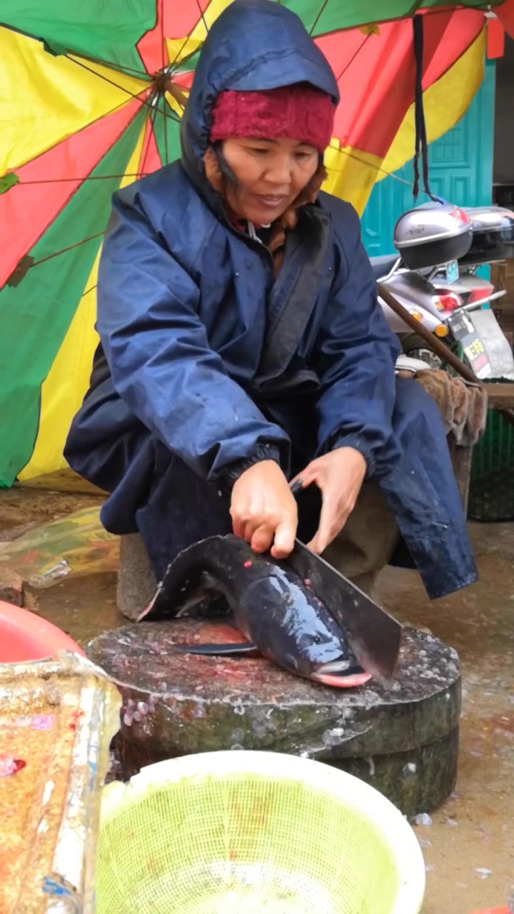 广西卖鱼大叔,在瑟瑟发抖的寒风中斩鱼_哔哩哔哩_bilibili