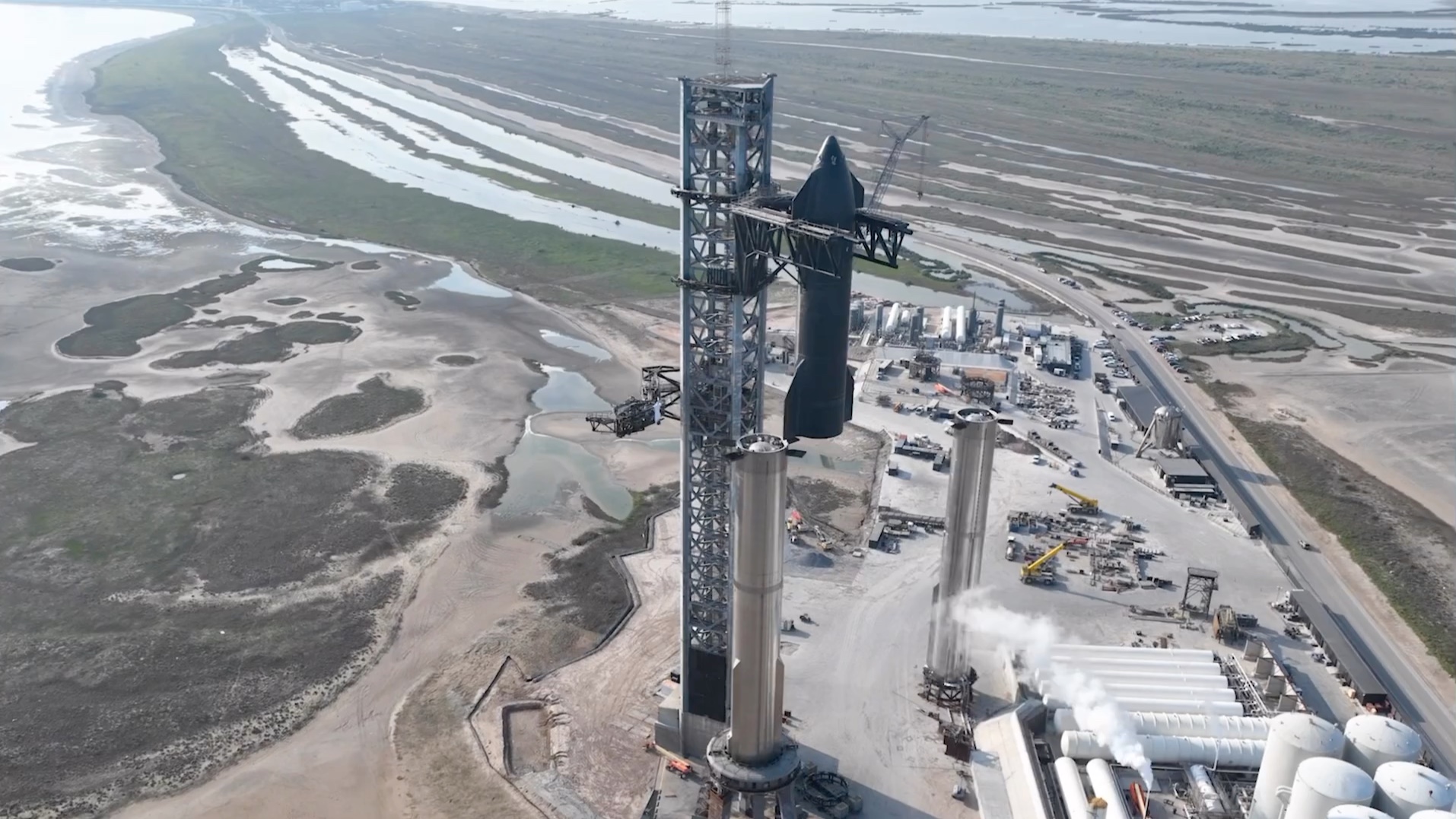 【spacex】24号飞船架在德克萨斯州星舰基地的超级重型助推器7号台上