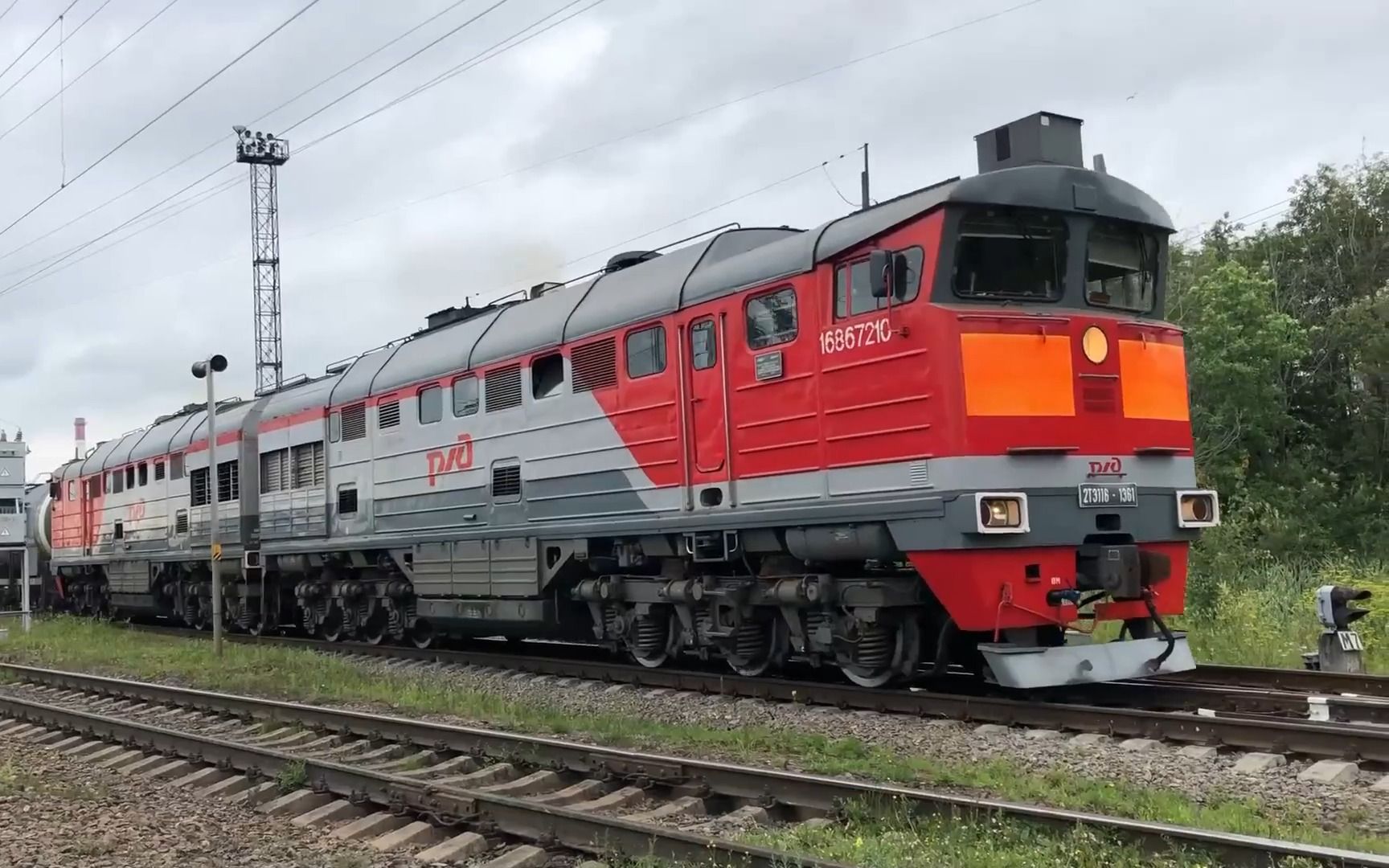 内燃机车2te116-1361牵引混编货列出站