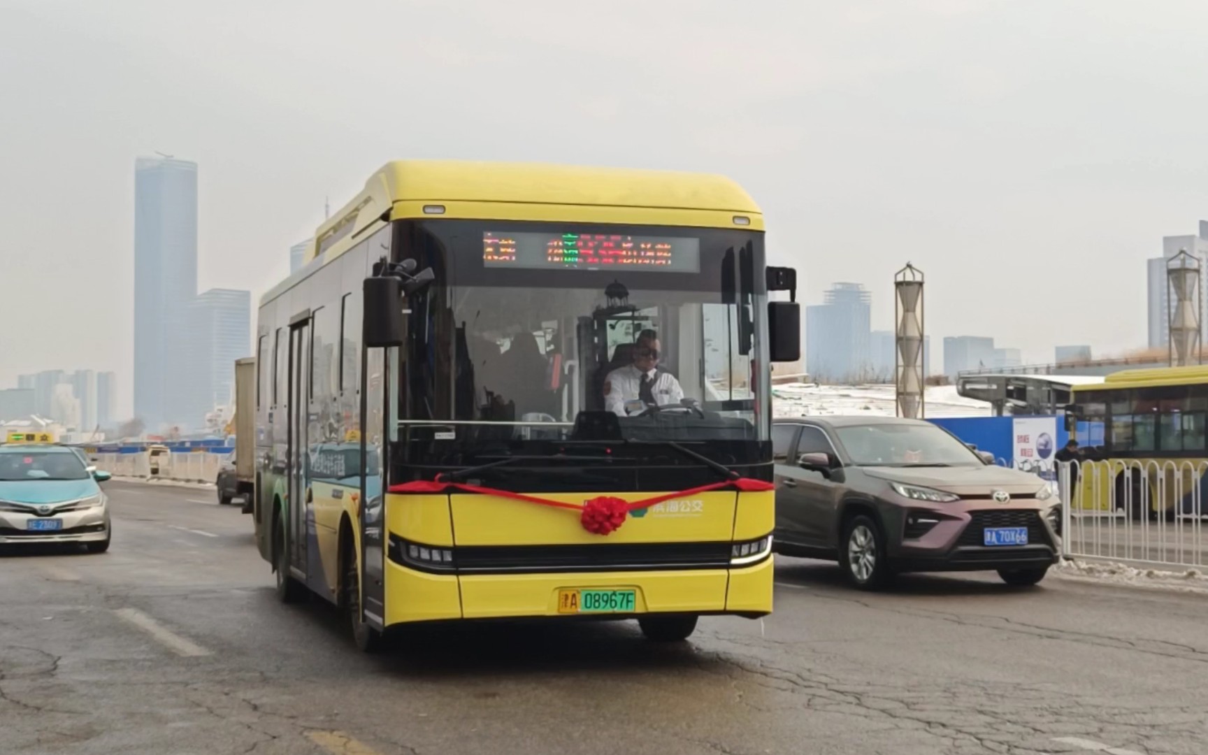 首发〗滨海公交936路甲醇增程公交车吉利新车体验