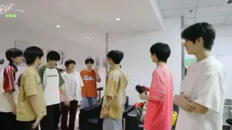 Video herunterladen: 【TF家族四代】迎接新朋友这段把我看尬了