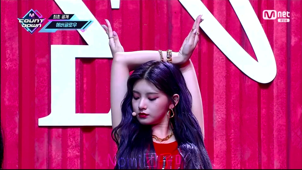 美团外卖员现身打歌现场everglow阁楼ladida一键换装竟如此顺滑