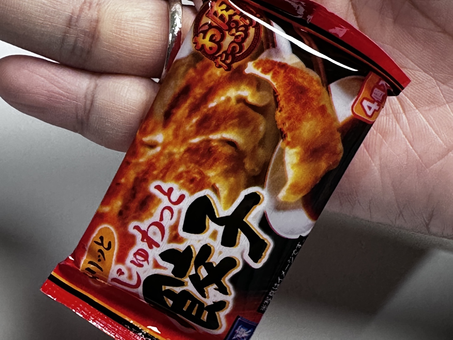 剪开冷冻饺子的包装后
