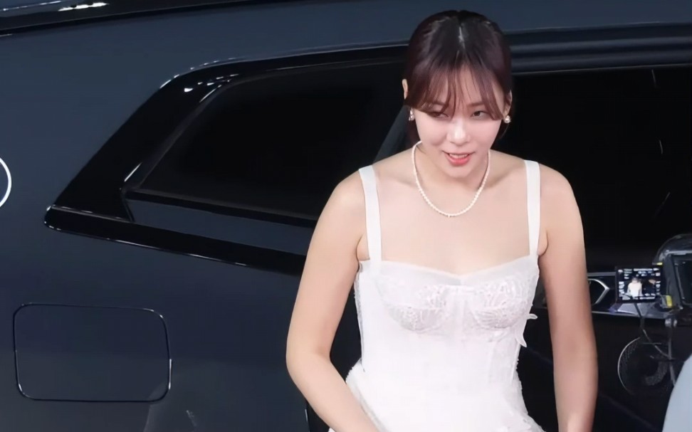 金亨瑞韩国青龙电影节红毯秀#bibi #红毯造型 #青龙电影节