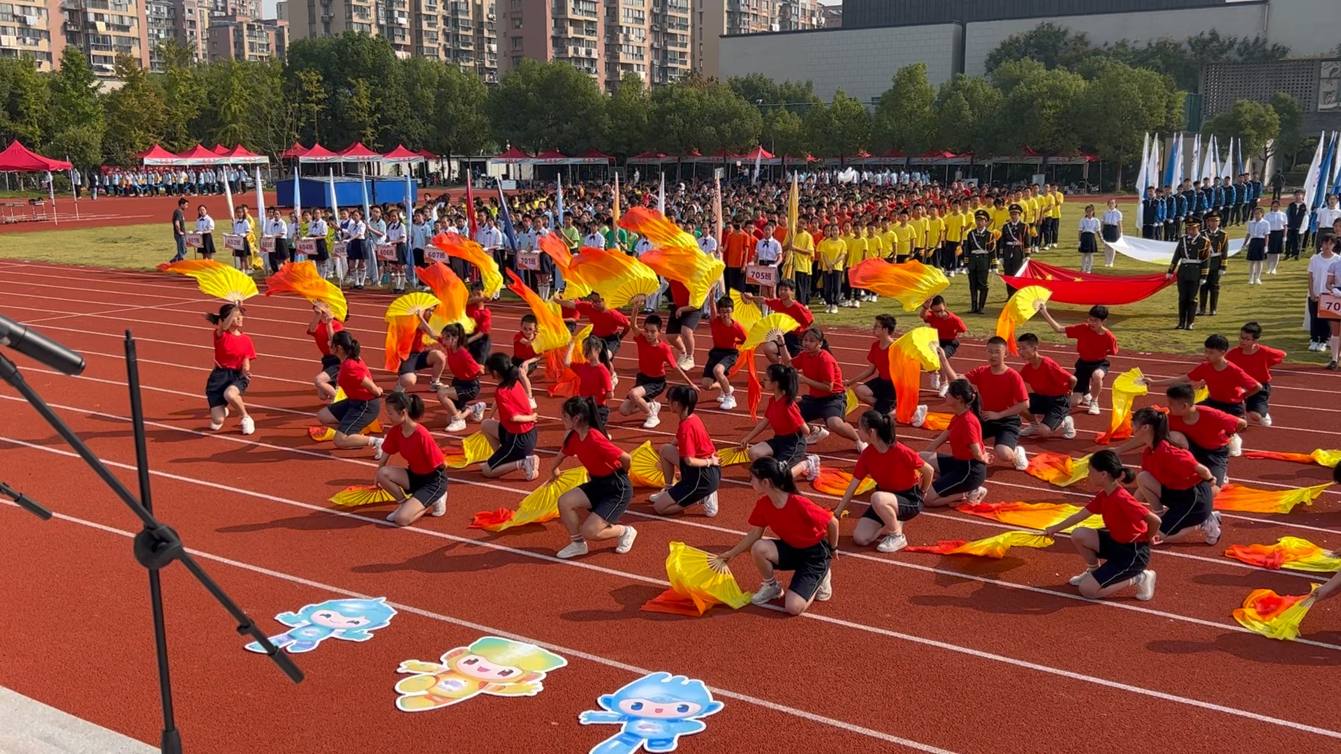 运动会入场式一分钟 点燃圣火,共迎亚运,气势满满!