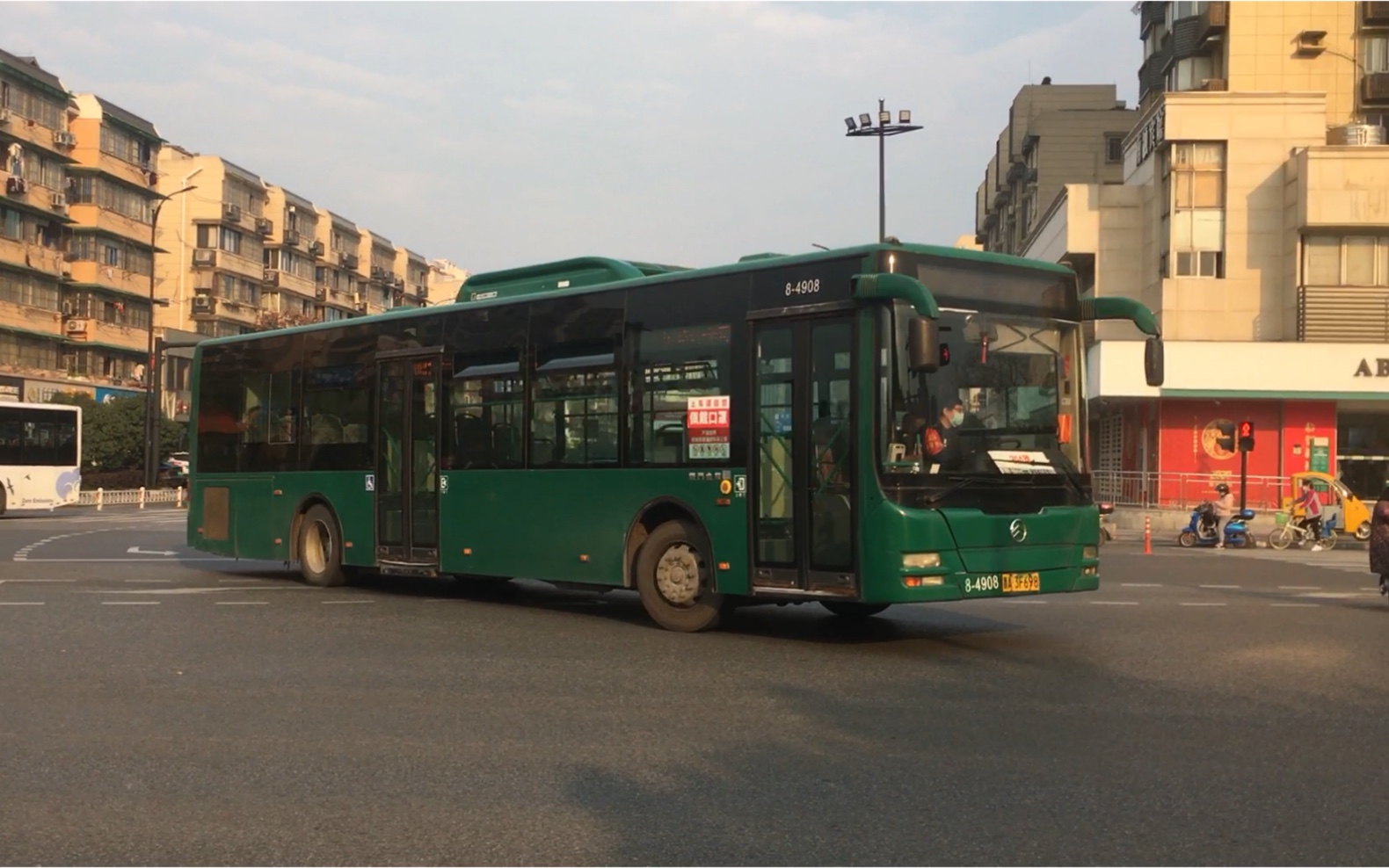 杭州公交xml6125jhev38c304路84908