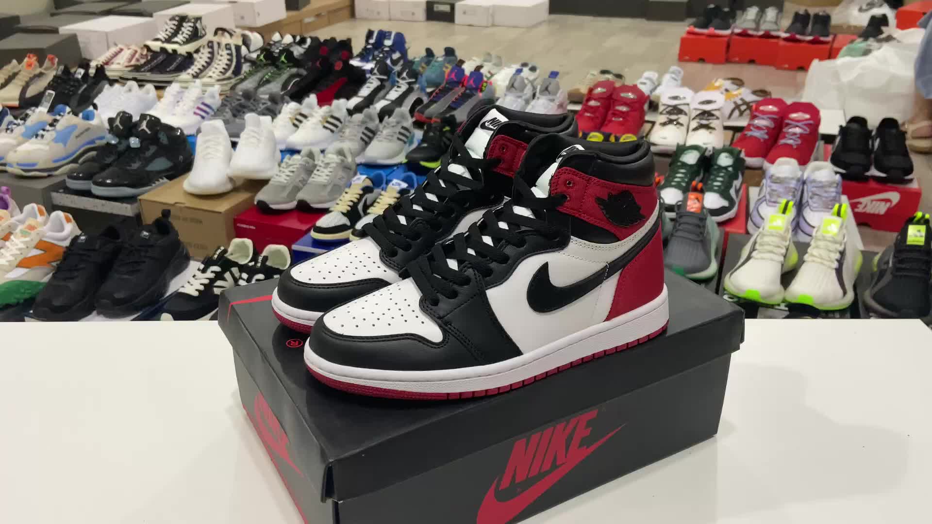 乔airjordanaj1satinwmnsblacktoeaj1典复刻乔1丝绸黑脚趾今年以全新