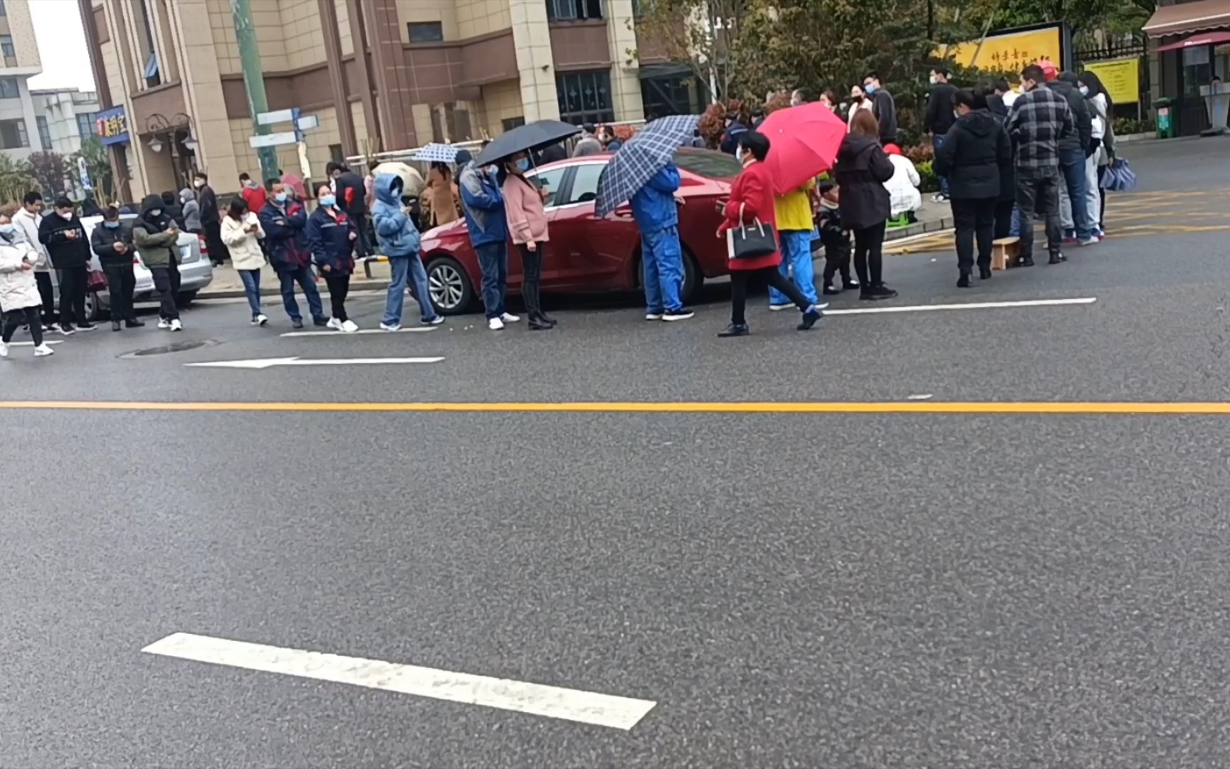 湖南警察学院附近看到长长的排队人群,一问才知是排队做核酸检测,像这种排队人群长沙到处都有,让我们了解具体详情哔哩哔哩bilibili