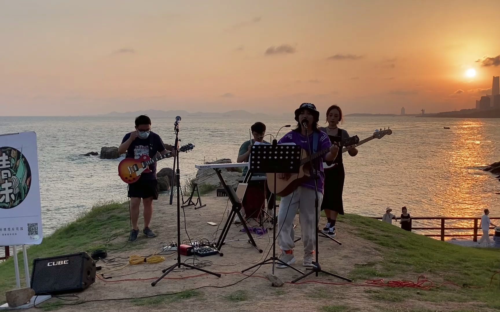 海边音乐live一个松散的民间音乐组织解冻乐队的一首小原创她