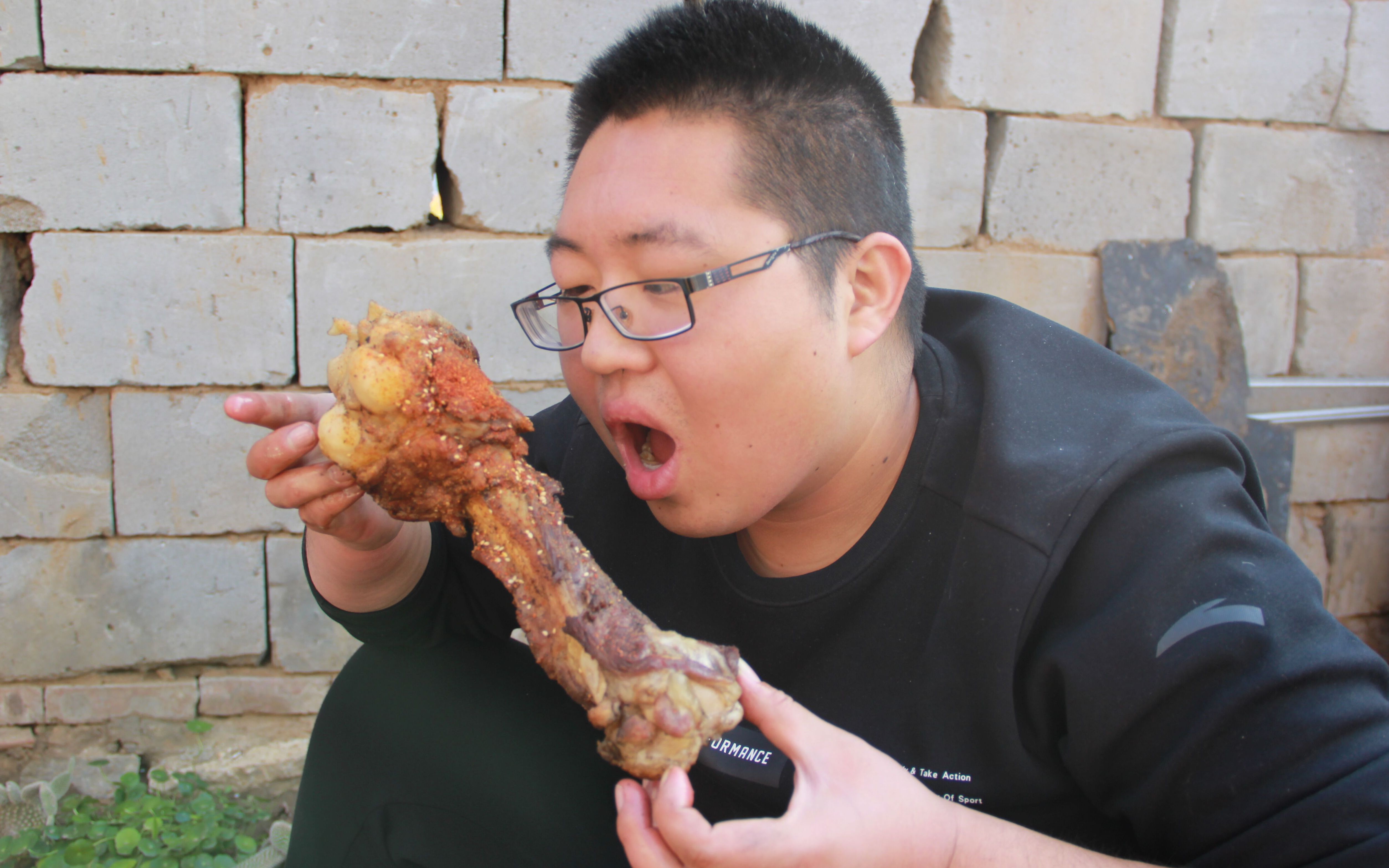 碳烤猪大骨,这样才过瘾,大口吃完真解馋!