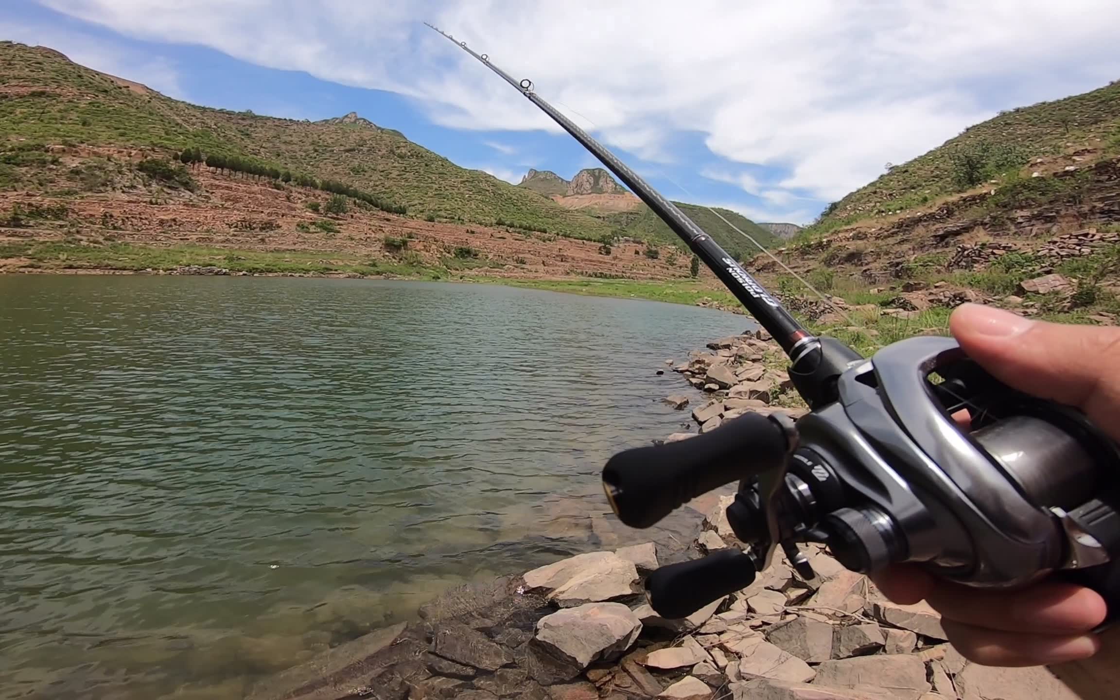 鲈鱼新手第一次野钓路亚鲈鱼德州钓组玩high水库