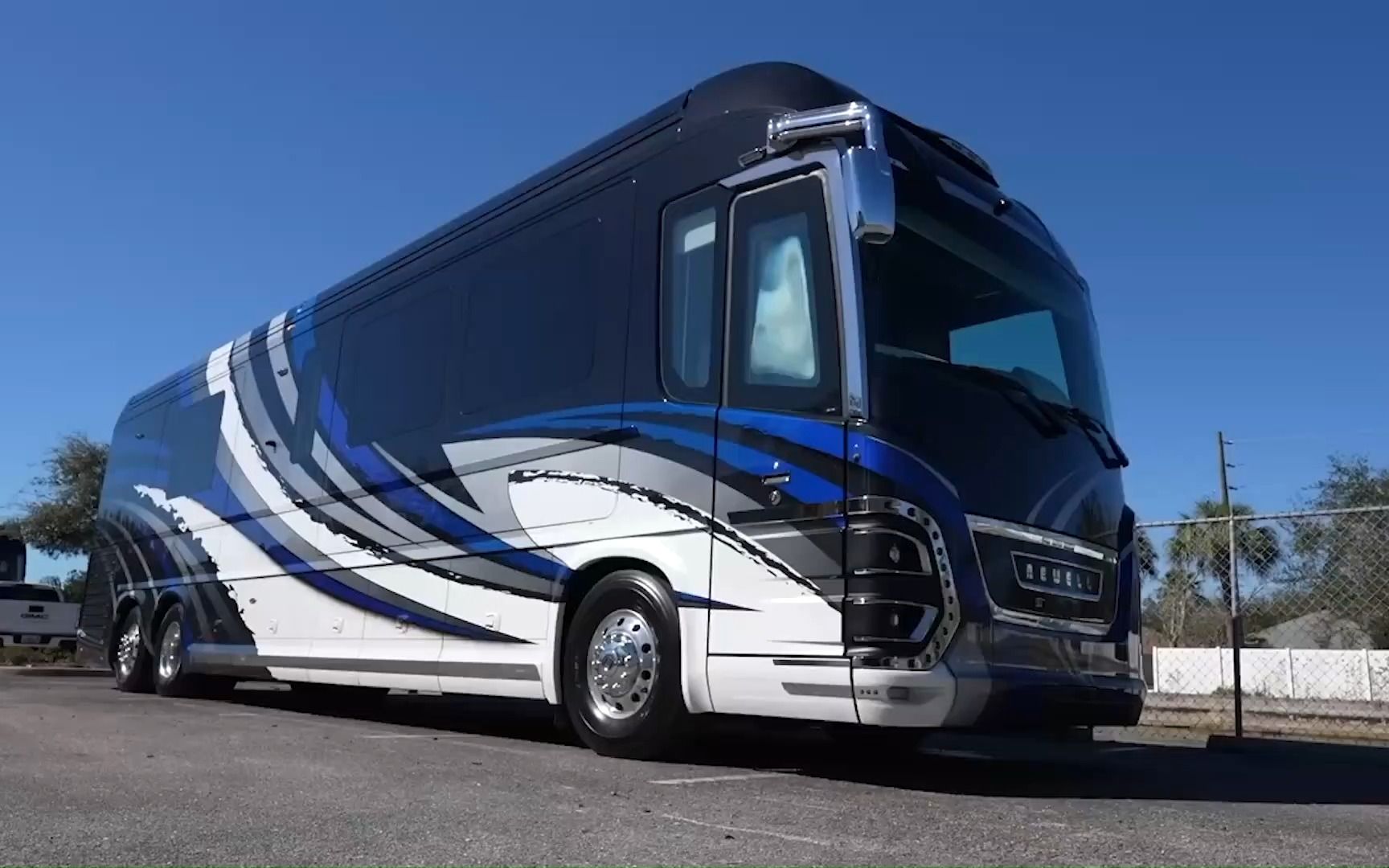 游览纽厄尔豪华房车