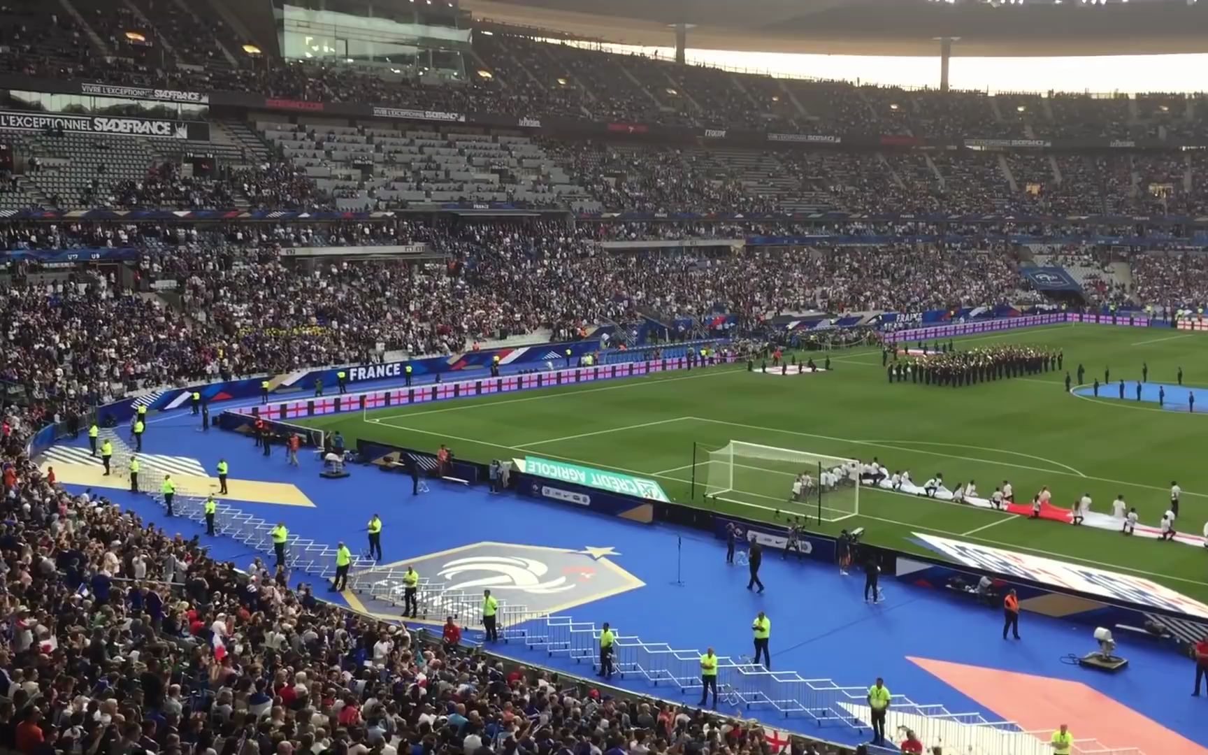 [图]合唱 | Dont Look Back In Anger | France vs Angleterre