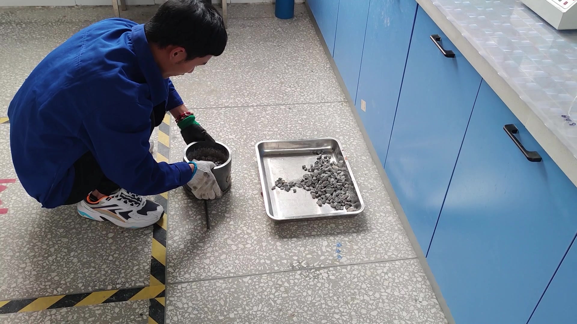 粗集料压碎值试验-王在奋斗-建设用卵石,碎石-哔哩哔哩视频