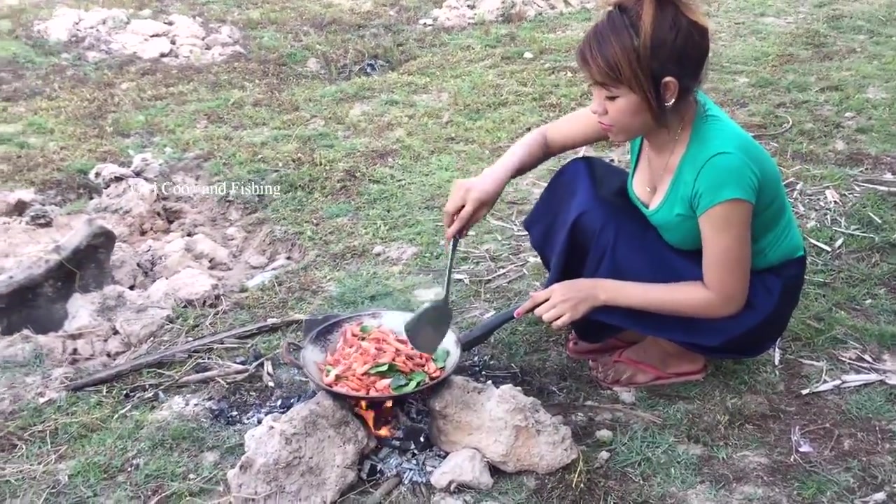 柬埔寨美女在野外用簡單的方式烹飪蝦食材,讓人看了胃口大開!