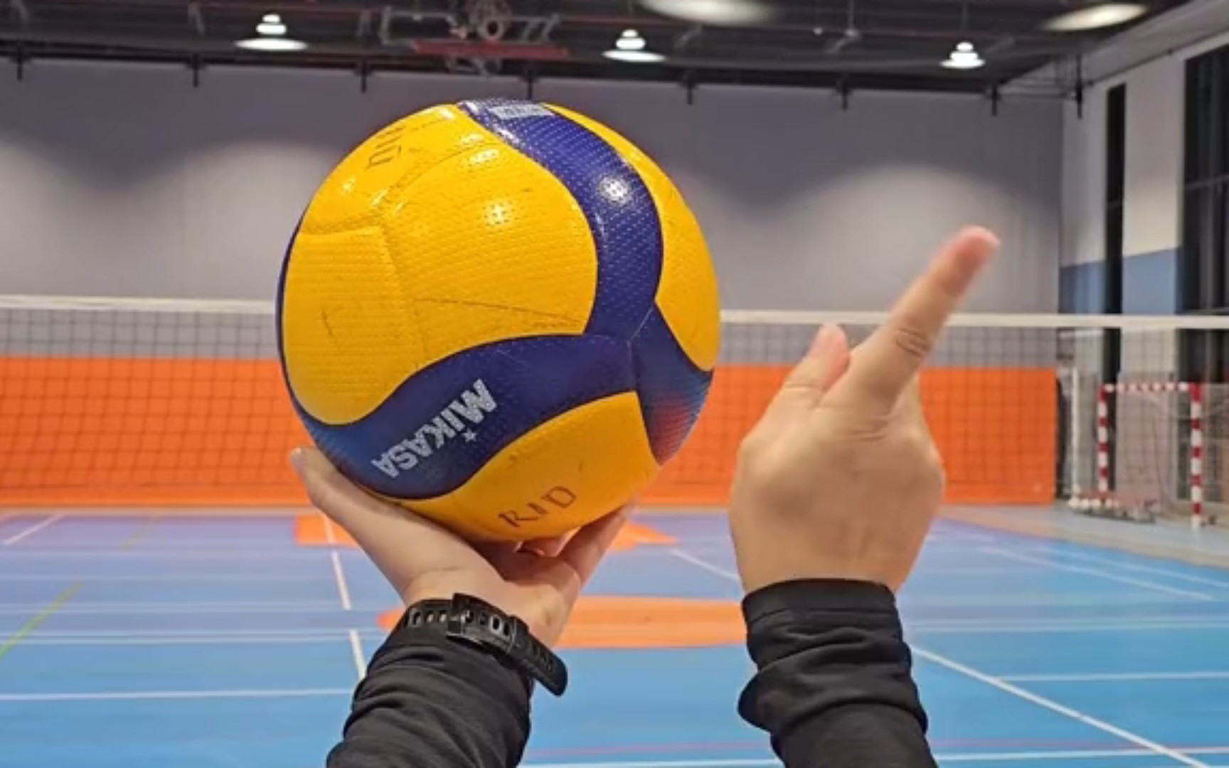 排球发球时,将手掌放在球的中心掌握力度