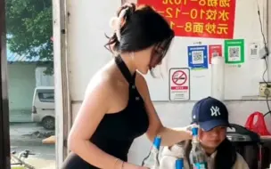 Скачать видео: 饭店老板娘开业第一天，亲自送上暖心服务