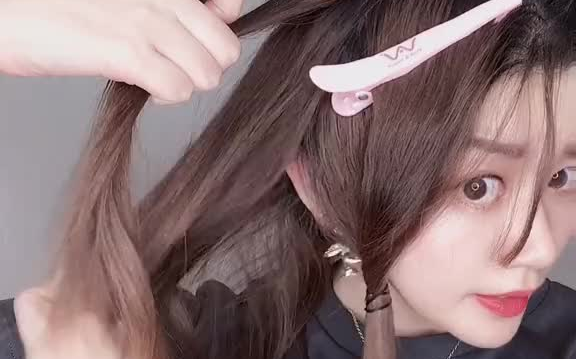 来个菠萝辫,简单又时尚,超显发量又蓬松 #时尚搭配#编发教程#爱生活