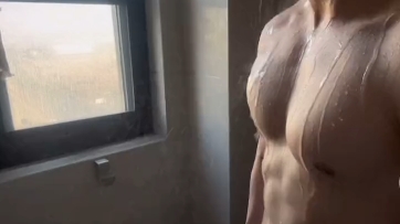 洗澡的肌肉男