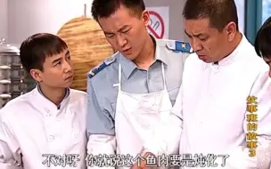 Download Video: 众人研究东北炖菜百思不得其解，鲢鱼怎么炖化的？【炊事班的故事】